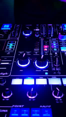 el controlador de dj en acción