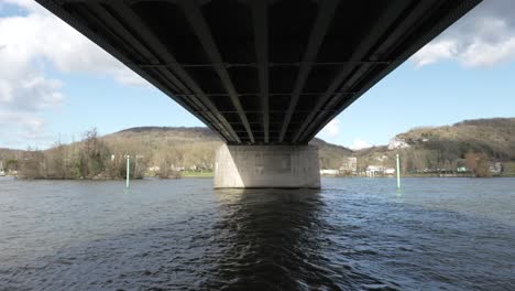 Simetría-Perfecta-Debajo-Del-Puente-Que-Cruza-Una-Gran-Masa-De-Agua,-Mediodía