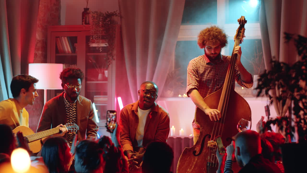 banda de música diversa haciendo un concierto