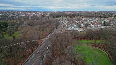 Antena-Sobre-Kissena-Park-En-El-Barrio-De-Flushing-Durante-El-Invierno-Tardío-En-Queens,-Nueva-York