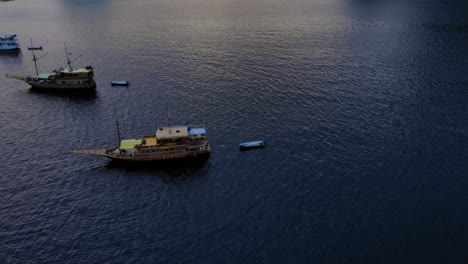 Barcos-Navegando-En-El-Océano-Al-Atardecer-En-Padar,-Indonesia