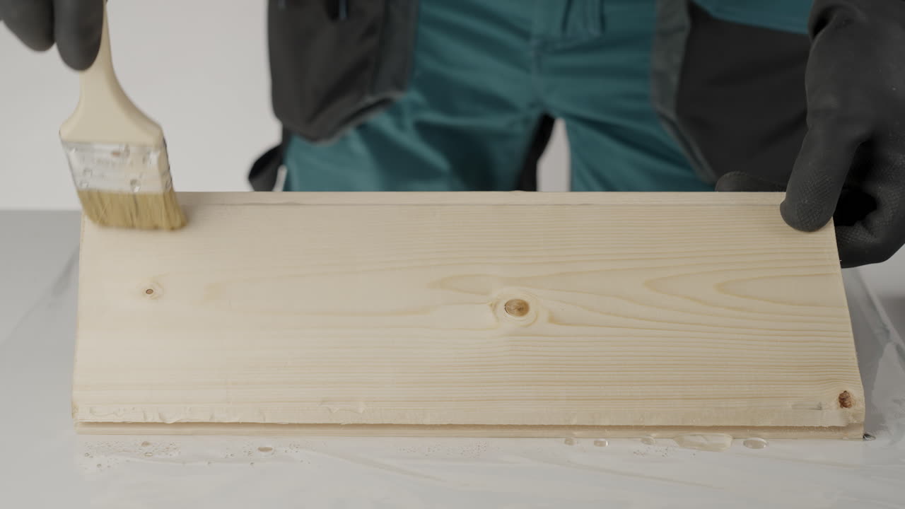 aplicación de pintura o sellador a las tablas de madera