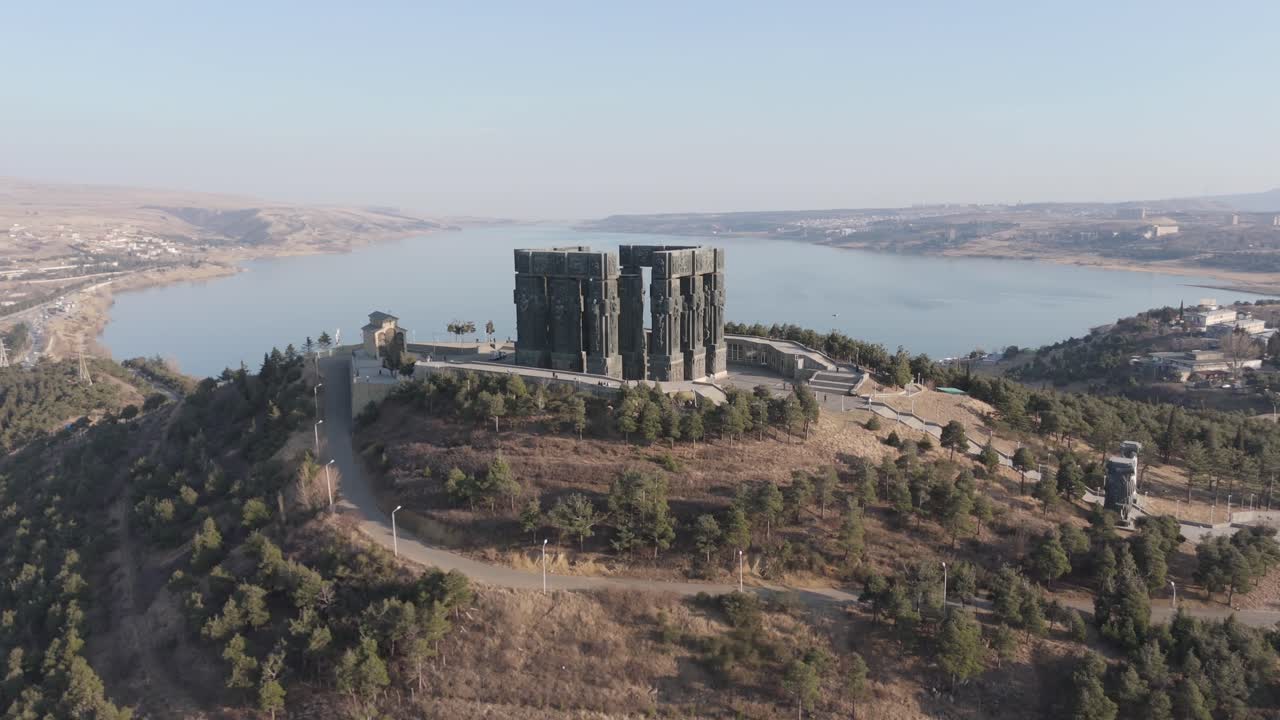Drone aereo in volo sopra il monumento Chronicle of Georgia sul mare di Tbilisi, storico punto di riferimento nel paesaggio