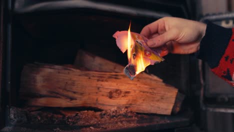 mano inicia un incendio en el horno - cerrar