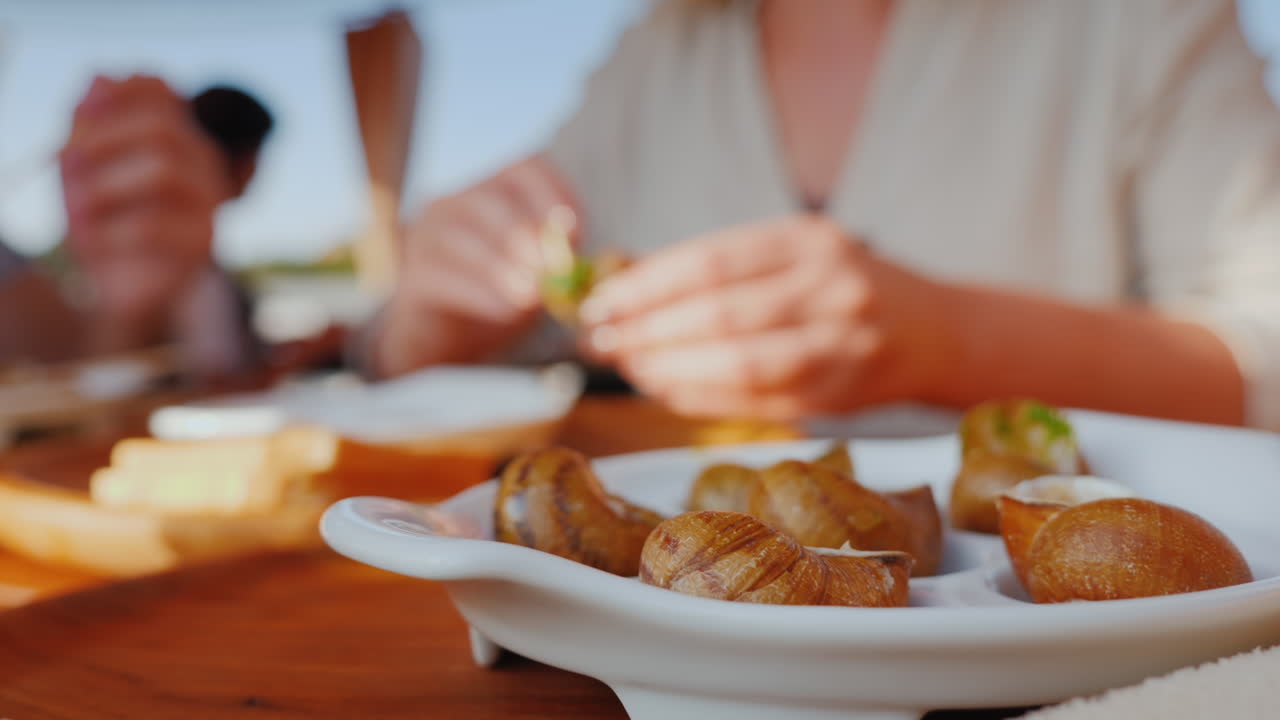 turistas prueban caracoles cocidos 1