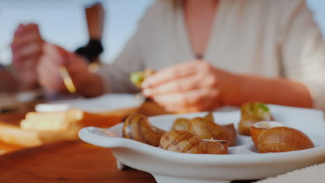 Touristen-Schmecken-Gekochte-Schnecken-1