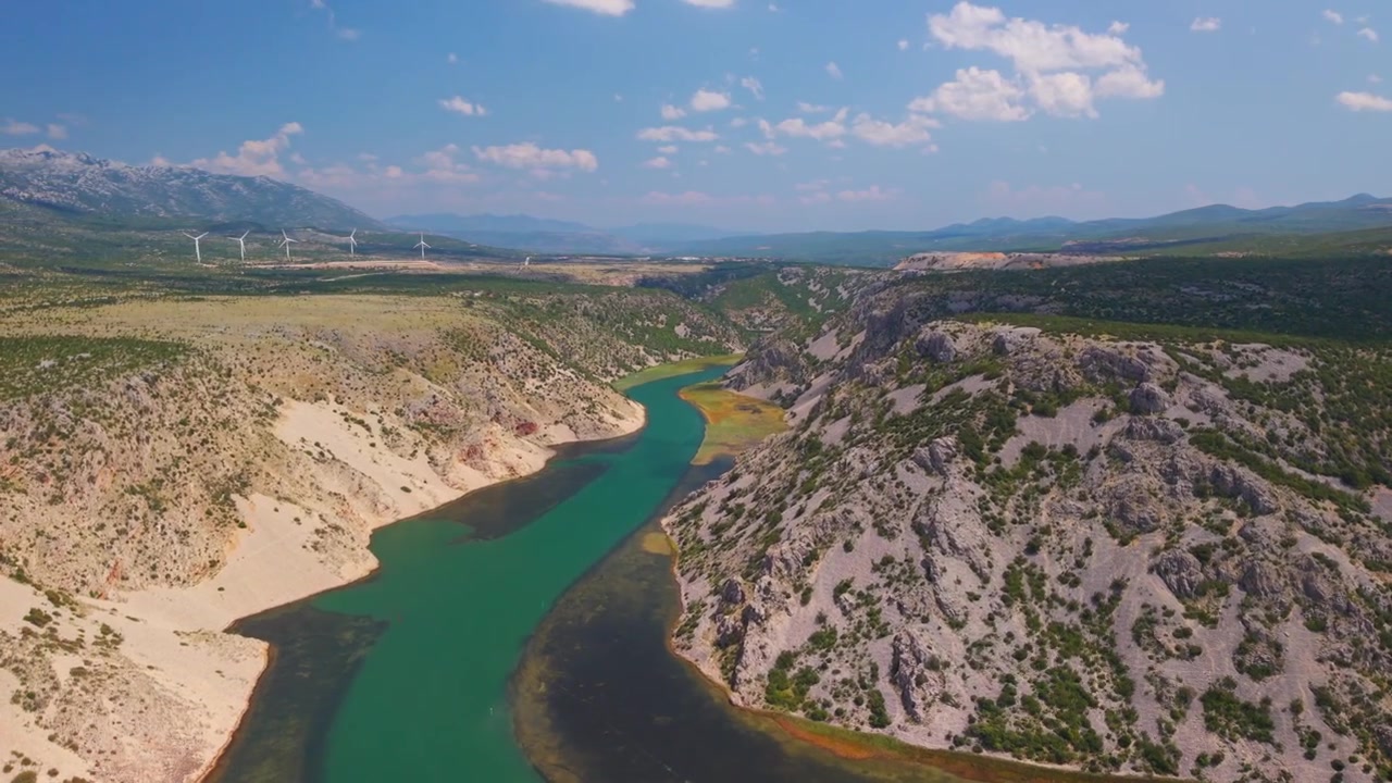 Hırvatistan'daki Parizevacka Glavica seyir noktasından Zrmanja Nehri kanyonunun havadan panoramik görünümü