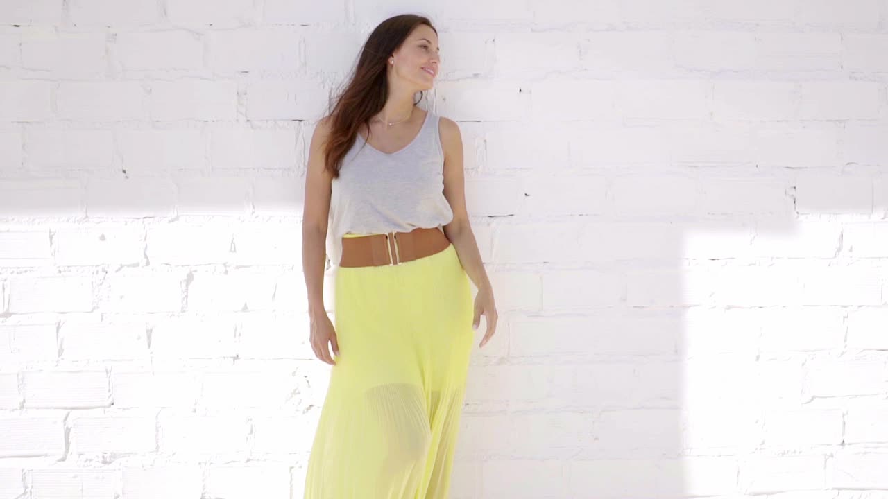 벽에 서 있는 감각적인 아름다운 여인