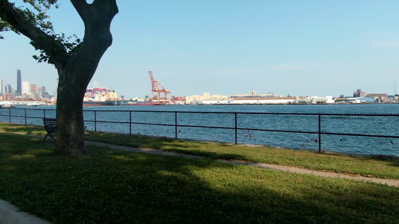 движение пешеходной дорожки по воде на острове губернатора, нью-йорк