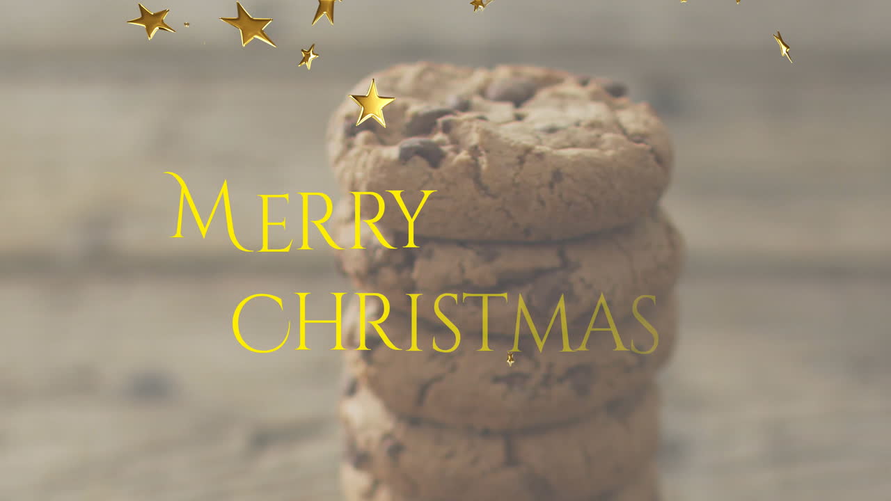 animación de estrellas doradas y banner de texto de feliz navidad contra el primer plano de la pila de galletas