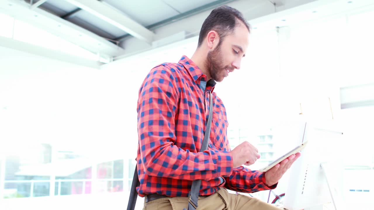 hombre de negocios casual trabajando en su escritorio