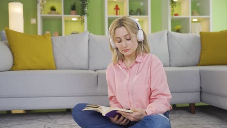 Young-woman-reading-a-book-and-listening-to-music.