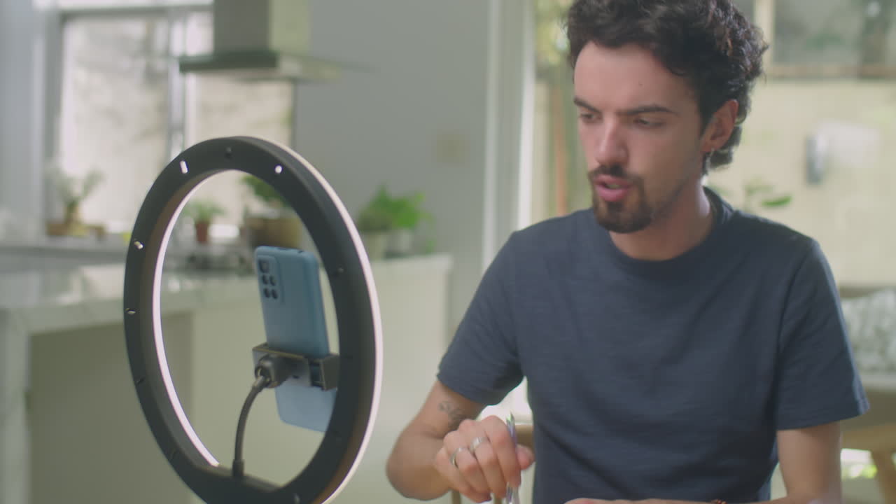 Make-up artist uomo che registra un video tutorial