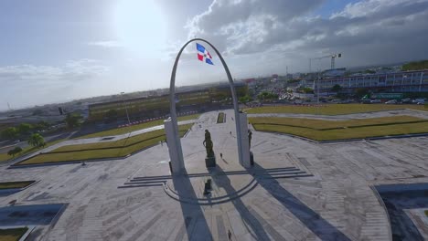 Flaggenplatz---Historisches-Wahrzeichen-In-Der-Dominikanischen-Republik---FPV-Aus-Der-Luft