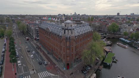 antiguo edificio gótico en amsterdam vista aérea tiro de drone