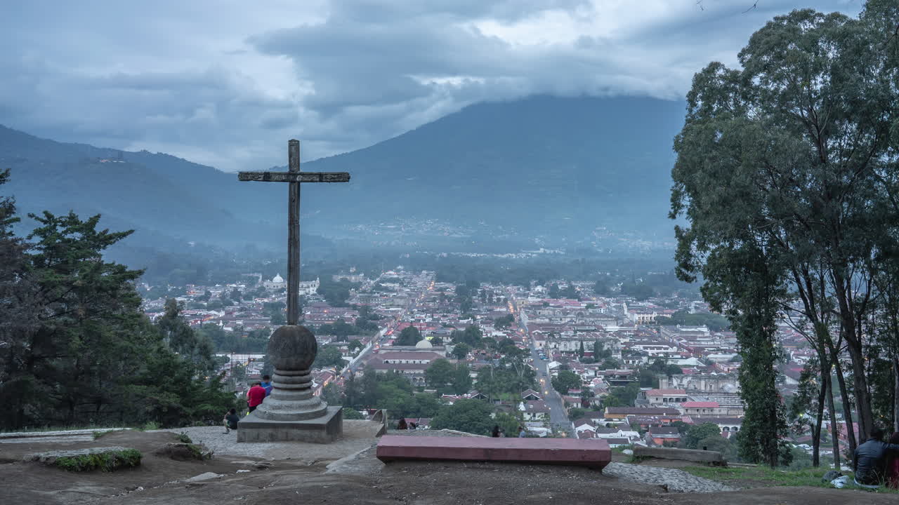 cerro de la cruz en antigua, guatemala timelapse del día a la noche