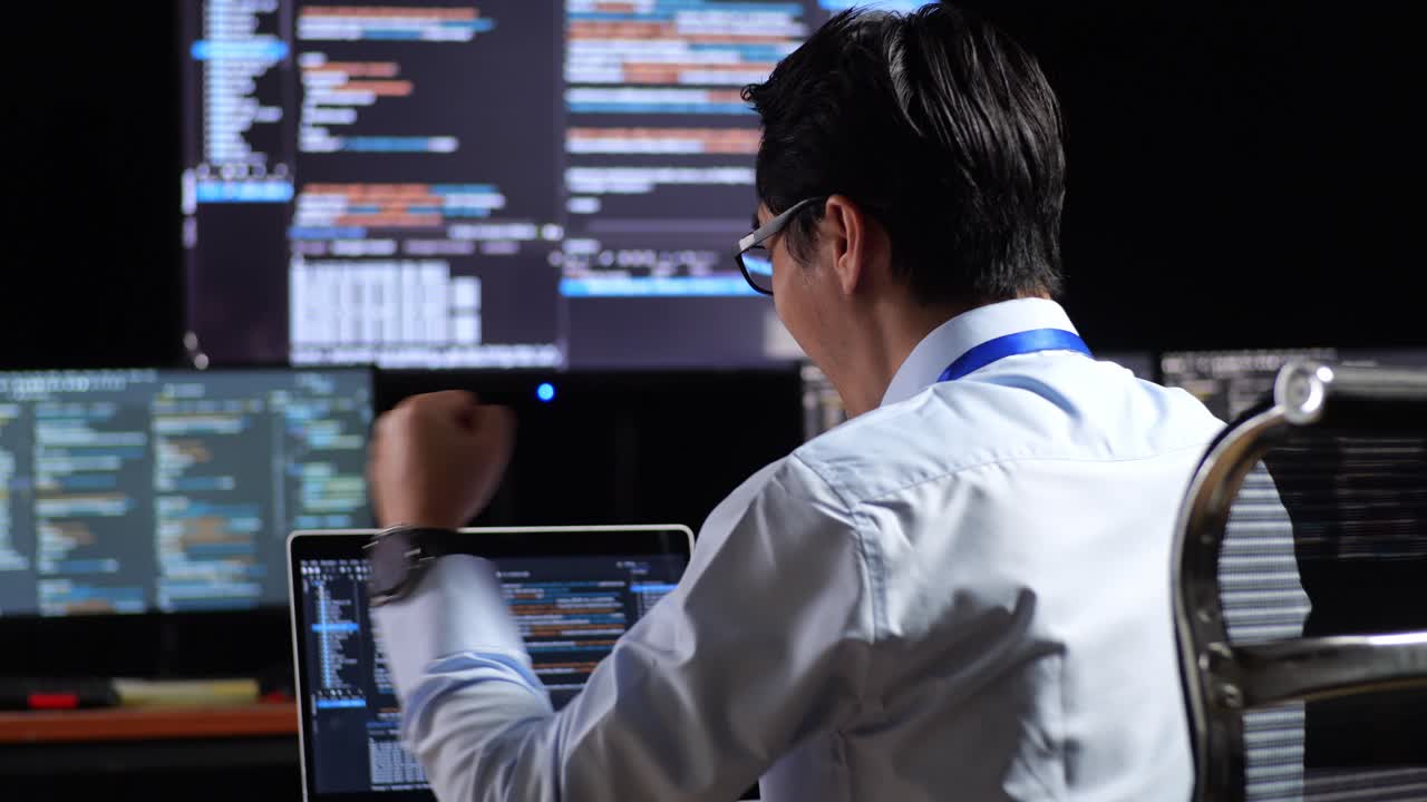 programmatore che celebra il successo