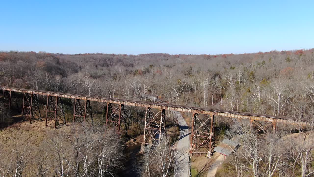 공중 은 빛의 날에 숲을 배경으로 루이빌 켄터키에서 교황을 향한 도로를 따라 앞으로 밀어