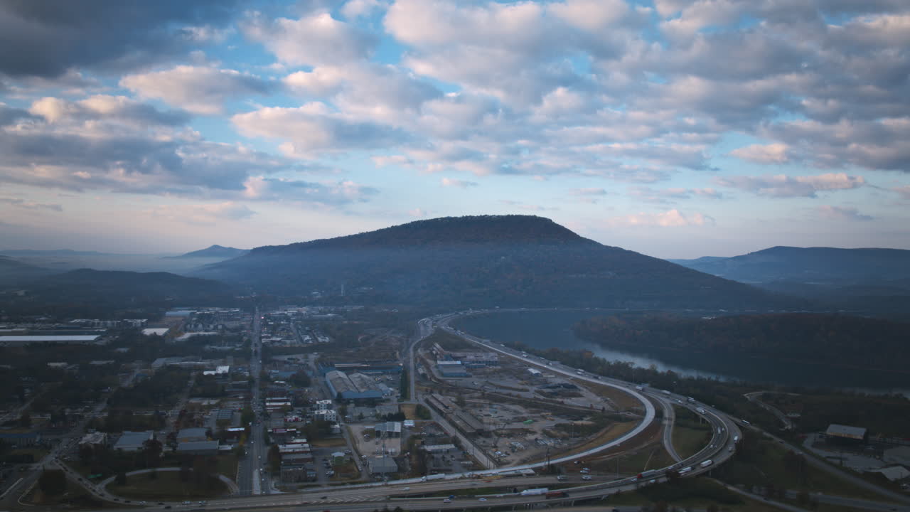 timelapse de hiperlapso aéreo centrado en la montaña mirador durante el amanecer con nubes en el cielo, barcos en el río tennessee y tráfico en la carretera