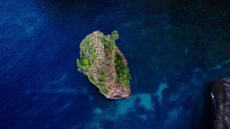 Formación-Rocosa-Con-Vegetación-En-El-Océano-En-Nusa-Penida,-Bali,-Indonesia.