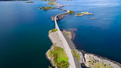 imágenes aéreas de la carretera del océano atlántico noruega