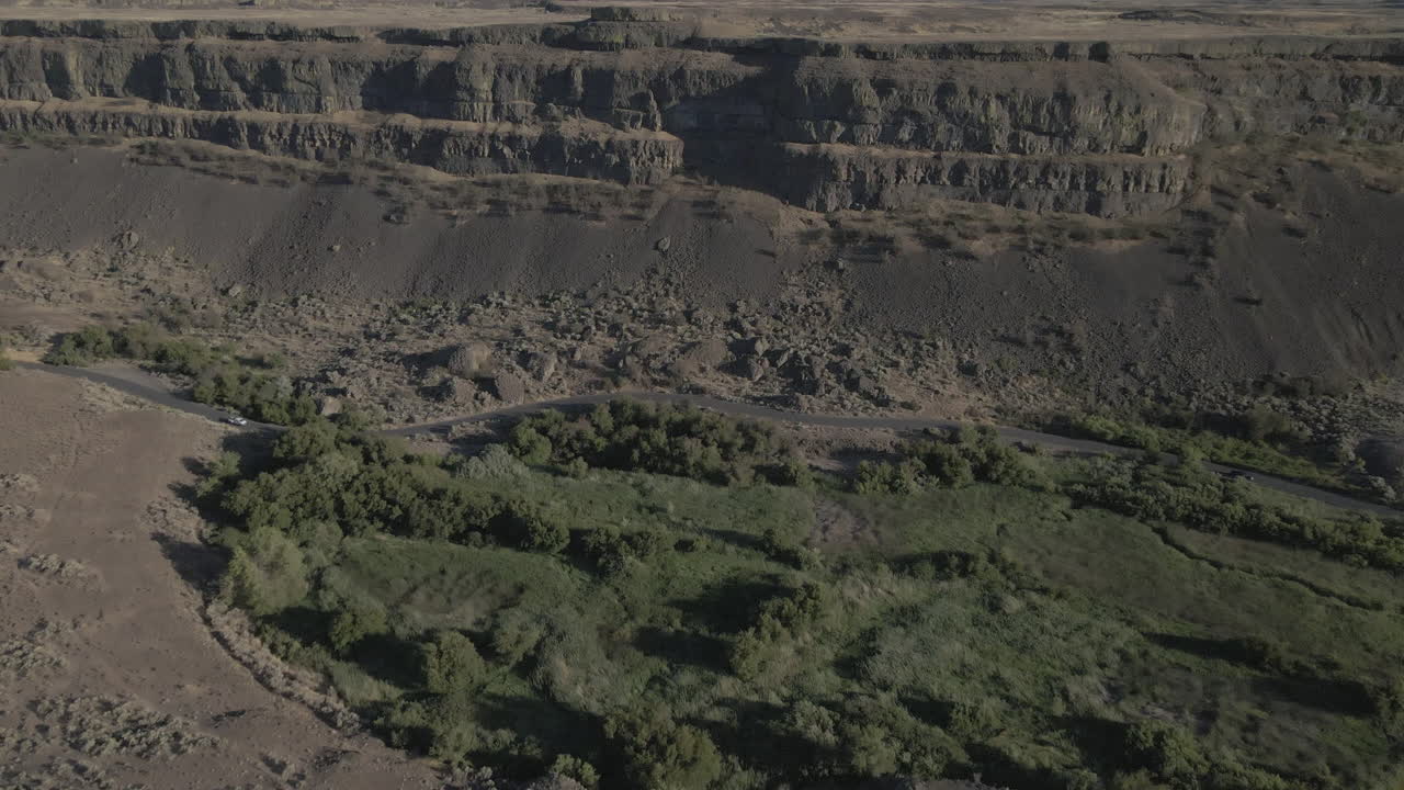 tomada aérea de un dron del lago sun dry falls en el lado del acantilado moviéndose hacia adelante