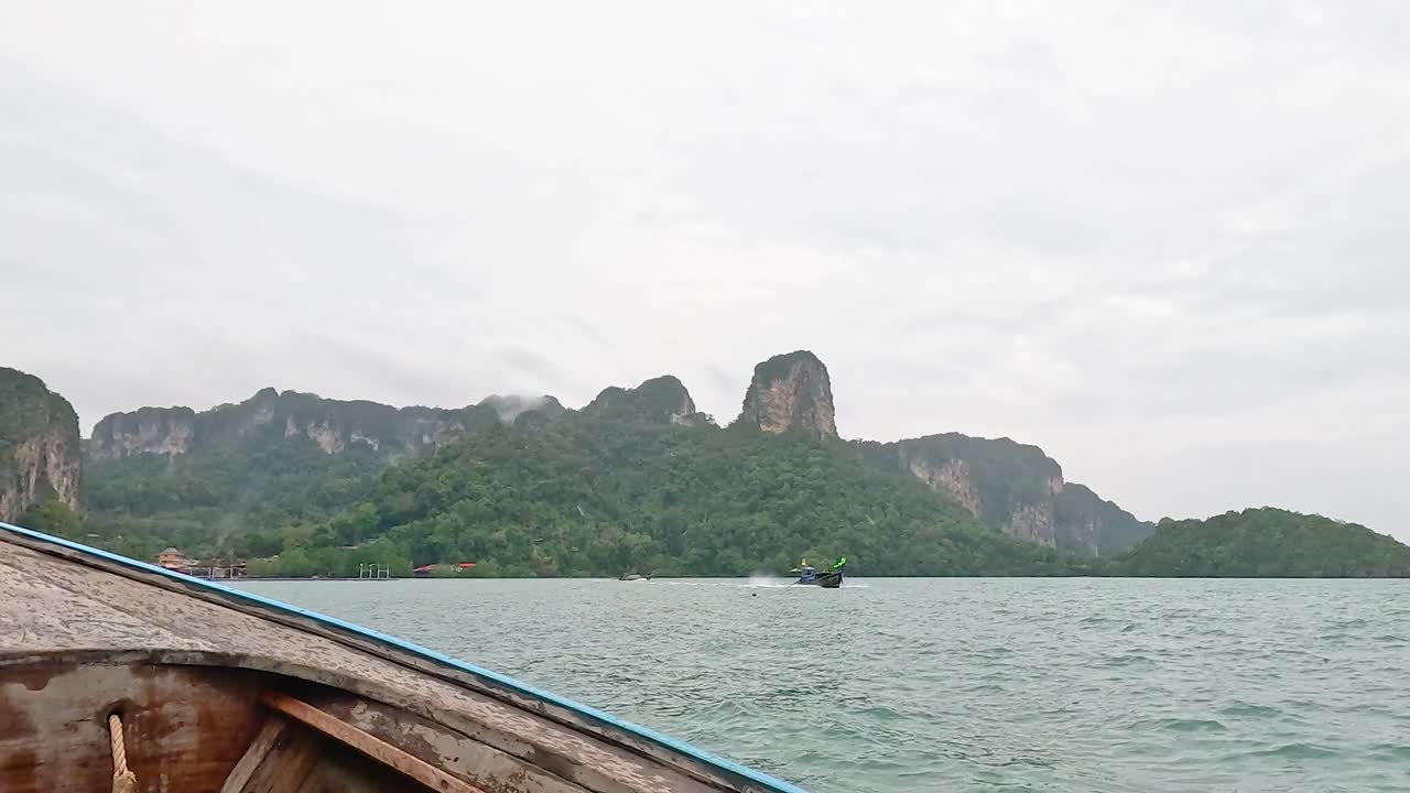 배는 경치 좋은 바다와 산의 풍경을 통해 여행합니다.