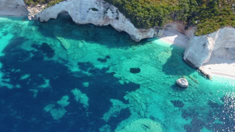 playa de guijarros blancos con laguna azul turquesa en la isla jónica, grecia