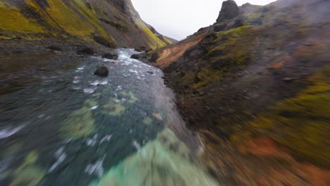 Ast-FPV-Drohnenaufnahmen-Des-Hohen-Wasserfalls-Haifoss,-Der-In-Island-Herabstürzt