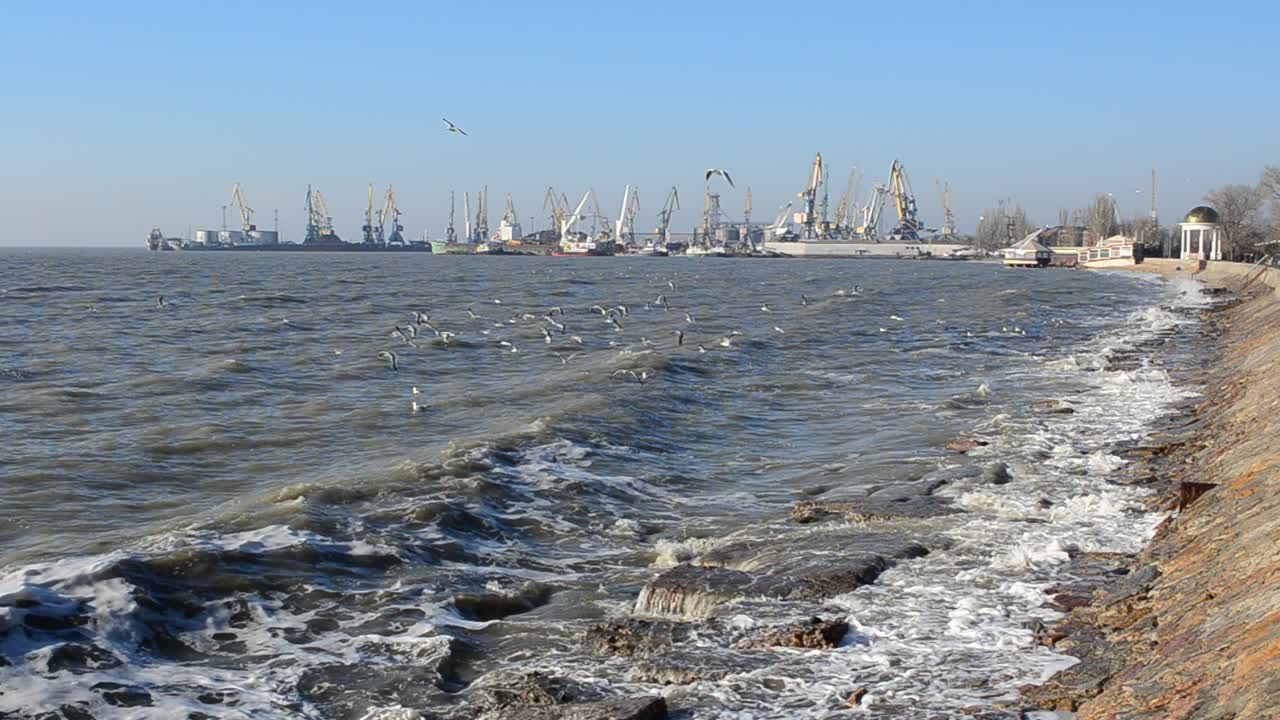 Banchina e porto. Gabbiani sul mare.