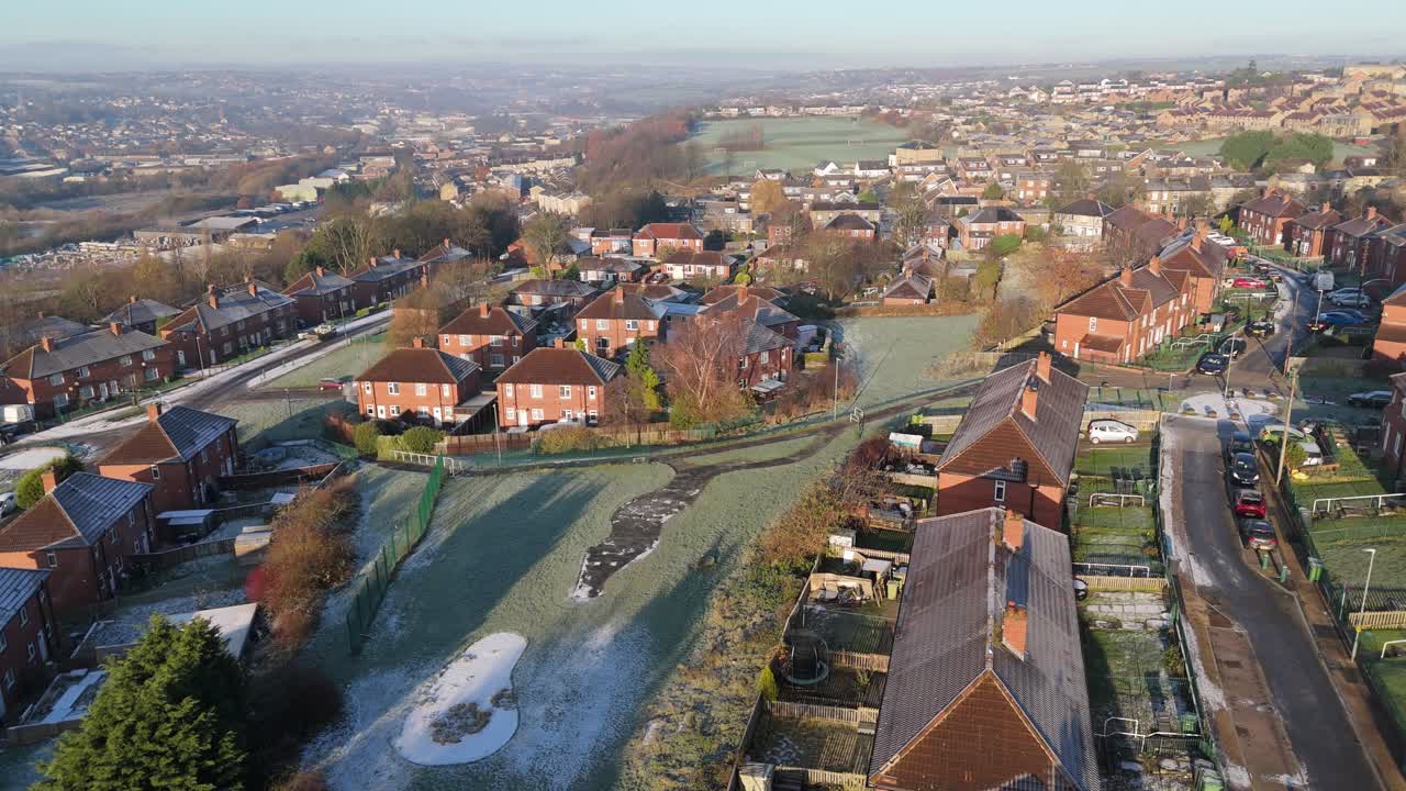 la vista de invierno del ojo de drone captura el típico desarrollo de viviendas de propiedad del consejo urbano del reino unido de dewsbury moor estate con casas adosadas de ladrillo rojo y el industrial yorkshire