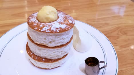 Famoso-Postre-Panqueque-Soufflé,-Estilo-Japonés-En-El-Restaurante-Café-De-Hong-Kong