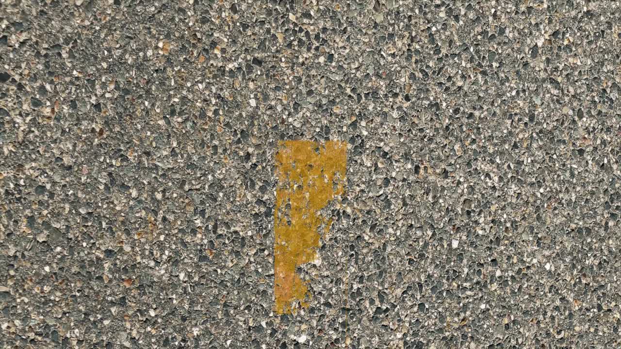 도로에서 움직입니다. 애니메이션. 노란색 차선 표시를 실행합니다.