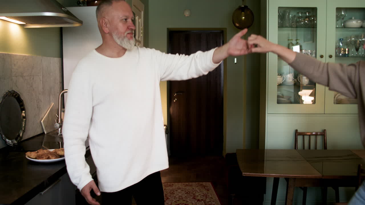 pareja bailando en casa