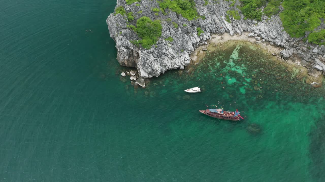 태국의 열대 바위 섬 해안 근처 보트 위, 관광 스노클링 여행