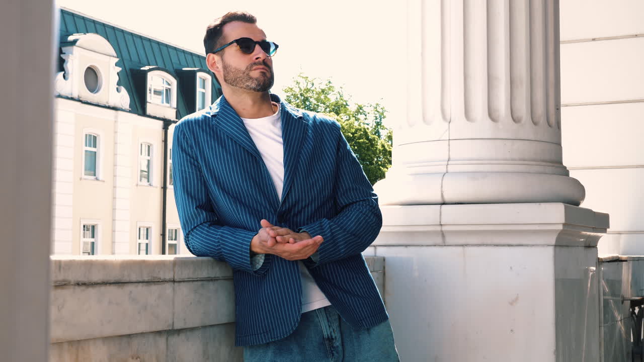 Uomo elegante in blazer a righe