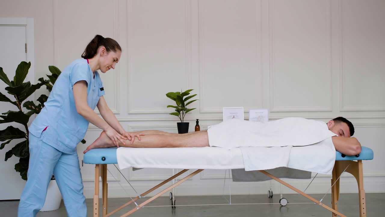 мужчина получает массаж