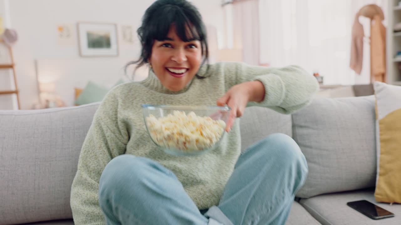 relajarse, palomitas de maíz y mujer viendo la televisión