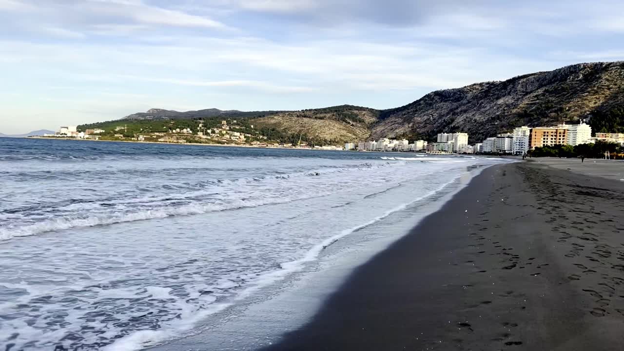 las olas golpean la playa de shengjin en albania