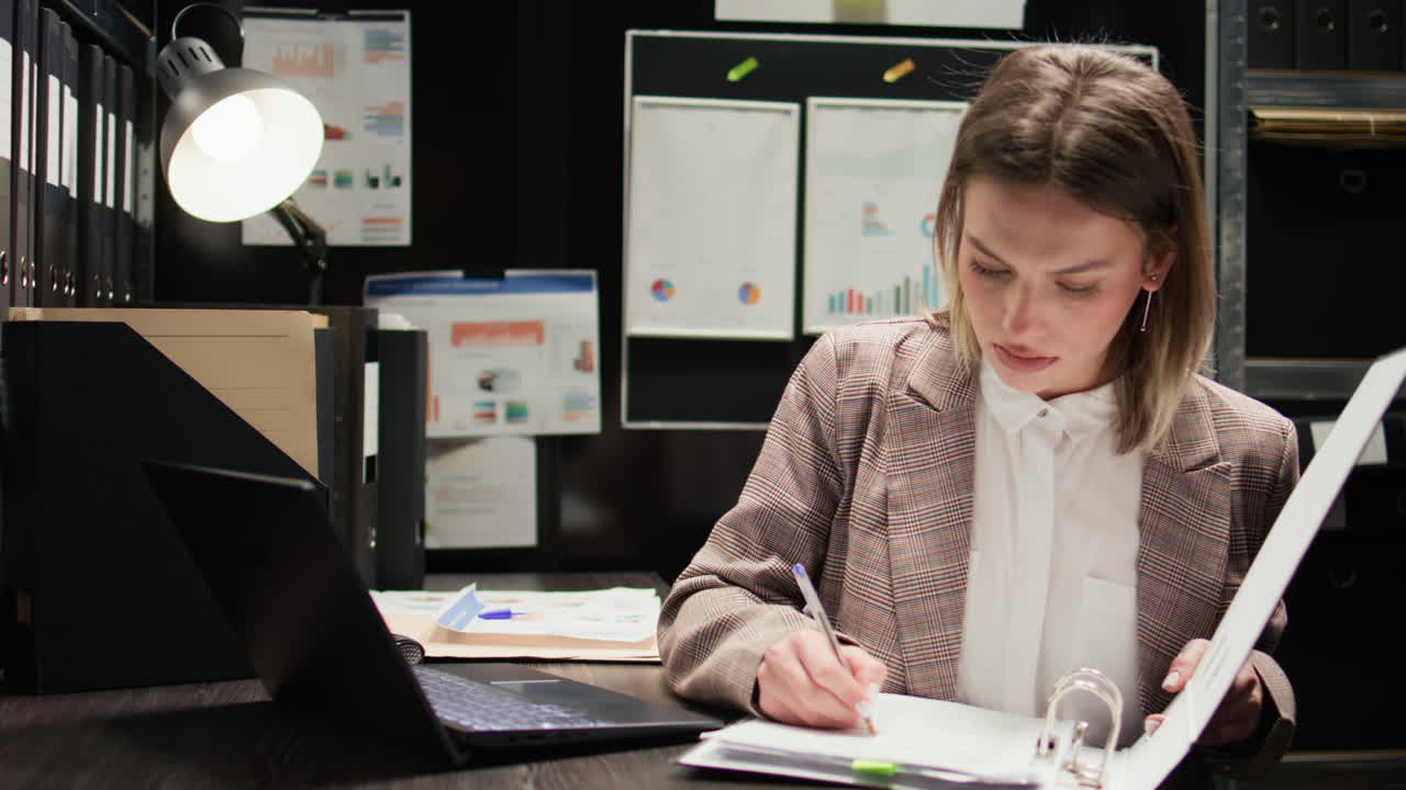 mujer de negocios trabajando en su oficina