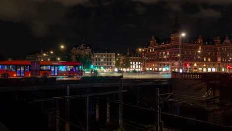 copenhagen night timelapse: tráfico en el centro de la ciudad &amp;amp; puente ferroviario