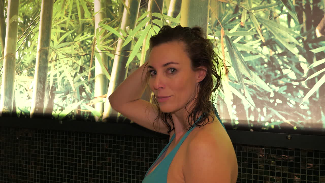 cerrar hermosa mujer adulta en bikini sonriendo a la cámara, interior