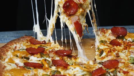 una deliciosa pizza con queso derretido y ingredientes