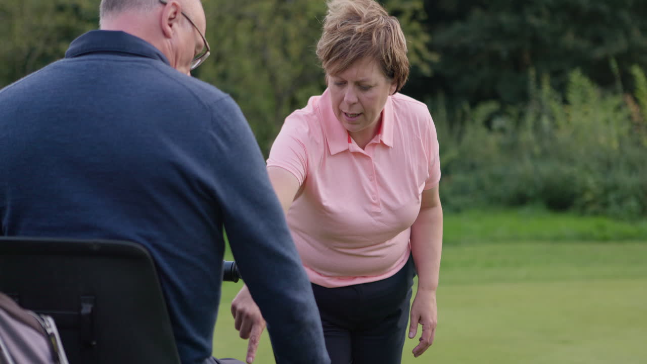 그린에서 골프를 치고