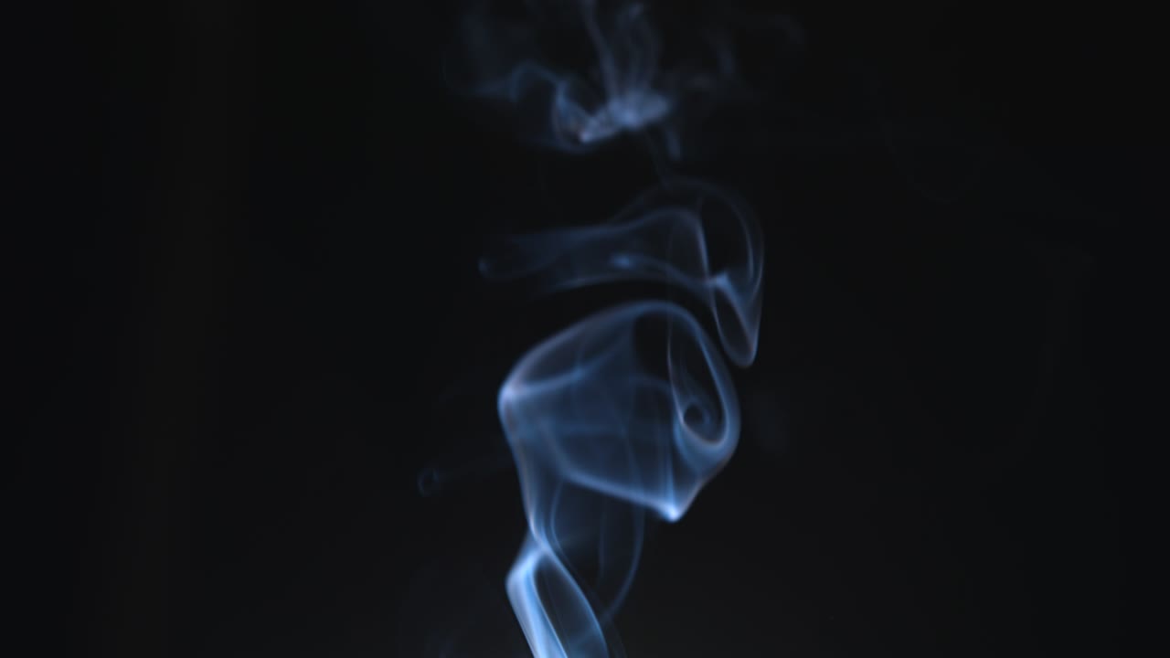 Fumo atmosferico effetto nebbia 4K. Fumo al rallentatore su sfondo nero. Fumo bianco che fluttua lentamente nello spazio su sfondo nero