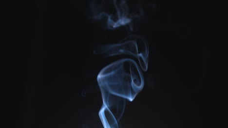 humo atmosférico efecto de niebla 4k. humo a cámara lenta sobre fondo negro. humo blanco flotando lentamente por el espacio contra fondo negro