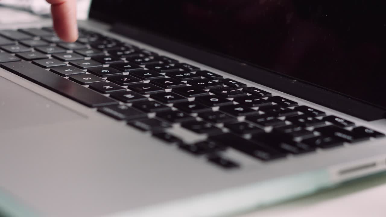 집에서 일하고 이메일을 보내는 동안 노트북 키보드에서 손으로 타이핑하는 것