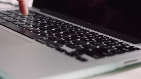 escribir a mano en el teclado de la computadora portátil mientras trabaja desde casa y envía correos electrónicos