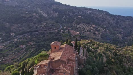 Enthüllen-Sie-Tagsüber-Eine-Aufnahme-Des-Bergdorfes-Deià-Auf-Mallorca,-Spanien,-Aus-Der-Luft