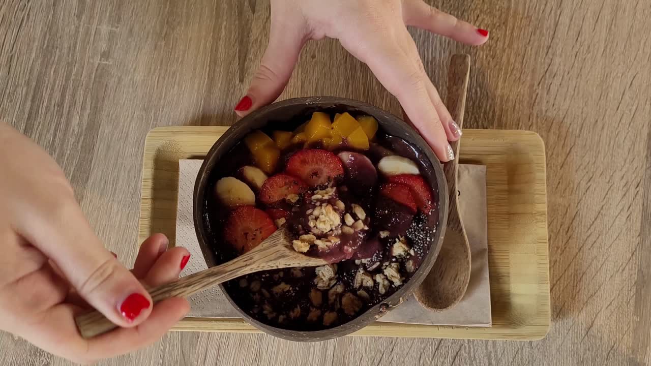 ciotola di acai con frutta e noci